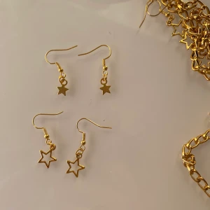 Handgjorda örhängen - Handgjorda örhängen med guldiga stjärnor. Så sjukt söta!⭐️ De större stjärnorna finns det 2 par av och de små 1 par. Jag bjuder på frakten! ❌Bara de större som finns kvar!!❌