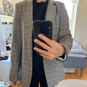 Rutig kavaj strl 36 - Rutig kavaj från H&M. Mycket bra skick, endast använd ett fåtal gånger. Köpare står för frakt.