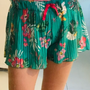 🌺Blommiga shorts🌺 - Sköna shorts från zara. 60kr+frakt. Endast använda en gång. 