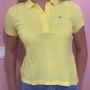 Lacoste piké  - Gul Lacoste piké som är väldigt skön och tyvärr ej kommer till användning längre då det inte riktigt är min stil 