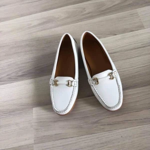 Rizzo skor oanvända - Storlek 36. Oanvända, nypris 1300kr. Vitt skinn