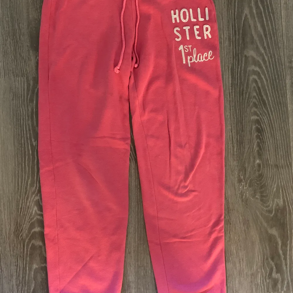 Fina mjukisbyxor från Hollister i en fin rosa färg. Dem är använda men fina, lite noppriga som ni kan se på sista bilden. Men ingen som syns på håll. Köparen står för frakten. Fraktar endast.. Jeans & Byxor.