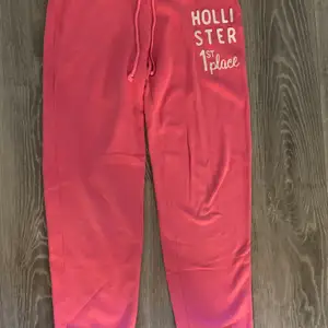 Fina mjukisbyxor från Hollister i en fin rosa färg. Dem är använda men fina, lite noppriga som ni kan se på sista bilden. Men ingen som syns på håll. Köparen står för frakten. Fraktar endast.