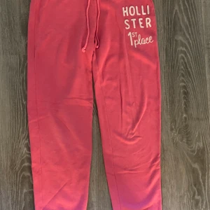 Mjukisar Hollister - Fina mjukisbyxor från Hollister i en fin rosa färg. Dem är använda men fina, lite noppriga som ni kan se på sista bilden. Men ingen som syns på håll. Köparen står för frakten. Fraktar endast.