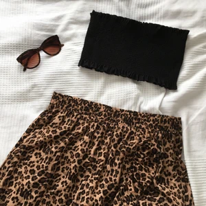 Bandeau svart - Superfin ribbad bandeau topp köpt på Gina. Hann aldrig använda den då den blev för liten:( så den är helt ny! Frakt ingår ej