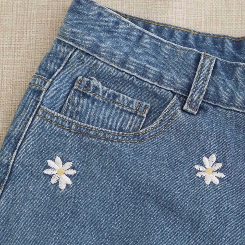 Supersöta jeans shorts med sydda blommor, från Shein. Aldrig använda då de tyvärr är för stora. 130kr + frakt ( det går att pruta).  Storlek S. Shorts.
