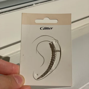 Örhänge - En riktigt fin örhänge från glitter som e helt oanvänd som e riktigt snygga på också. Kostar 40kr +10 kr frakt