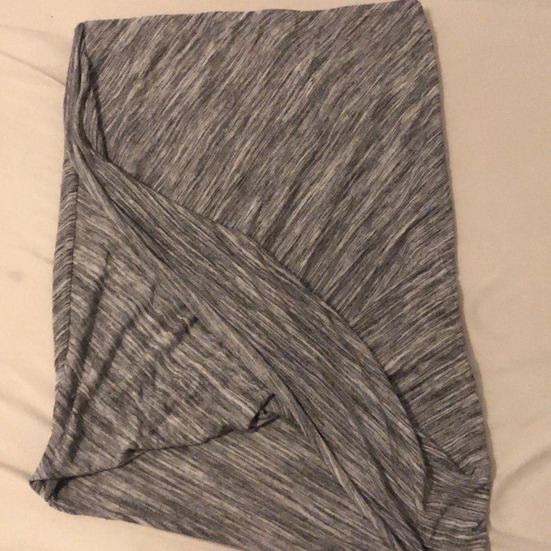 En grå/vit kjol  - 90