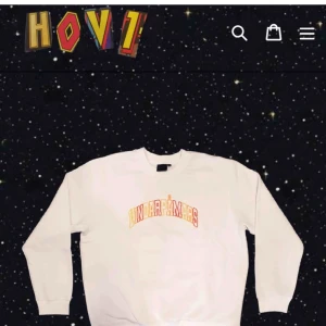 Hov1 merch  - Vindar på mars sweatshirt storlek S, använd ca 3 gånger. Jättebra skick. Köpte för 500kr, säljer för 300 eller högsta bud💕💕 Köparen står för frakten.