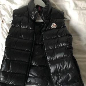 MONCLER väst - Säljer min monclerväst som passar XS/S! Köpt på monclerbutiken i Stockholm och har kvitto, dustbag och påsen kvar. Bara använd någon enstaka gång så den är i Nyskick💕 kom med bud !