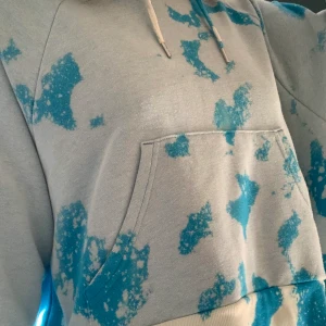 Blekt hoodie - Snygg hemma blekt Hoddie, ganska kort i modellen 💖✨OBS om du ej kan mötas vid köp behöver du betala för frakten✨