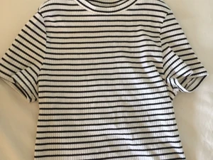 Söt topp - Söt kroppsnära topp, i fint skick 💞 Storlek S