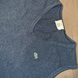 LACOSTE LINNE/VÄST VINTAGE  - I storlek 40 men kan lätt passa någon i XS/S/M. Töjer ej ut sig. Perfekt med ett par straight jeans/ mom jeans. Köpte second hand. Buda gärna i kommentarerna/ skriv privat till mig.
