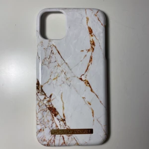 Mobilskal iphone 11 Ideal of sweden - Utmärkt skick, inga repor eller skador, knappast använt, kan skickas på posten eller mötas i Skövde. Till iPhone 11. Köpt för 300 kr