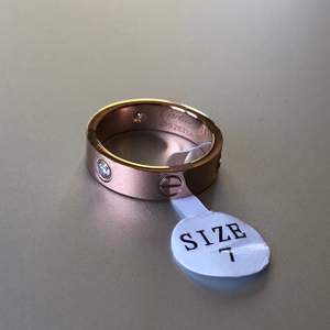 Cartier love ring replika i roséguld. Storlek 7 (ca 17.3mm diameter & 54.4mm omkrets). Gratis frakt ingår i priset, spårbart frakt går att köpa till. 