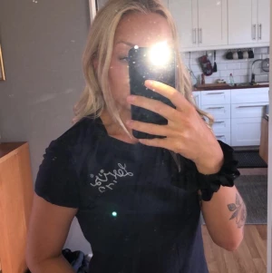 Blå T-shirt strl XS  - Använd ett flertal ggr men inget fel på den! Inga noppror eller andra skador på tröjan 