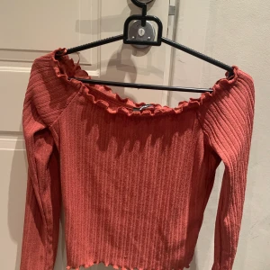 Off-shoulder topp från Gina Tricot - Snygg off-shoulder topp från Gina Tricot. Knappt använd. Finns i Vällingby men kan skickas, köparen betalar porto.