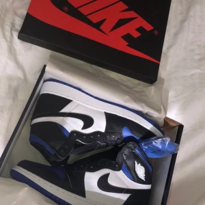 Air Jordan 1 Retro High OG Royal Toe  - Säljer mina Air Jordans ”Royal Toe” pga att de tyvärr inte kommer till så stor användning. Storlek 36,5 men passar mig som vanligt vis har 37,5 i de flesta skorna! Endast använda 3 ggr och är så gott som nya! Tar emot bud från 3000 och ej lägre✌🏻