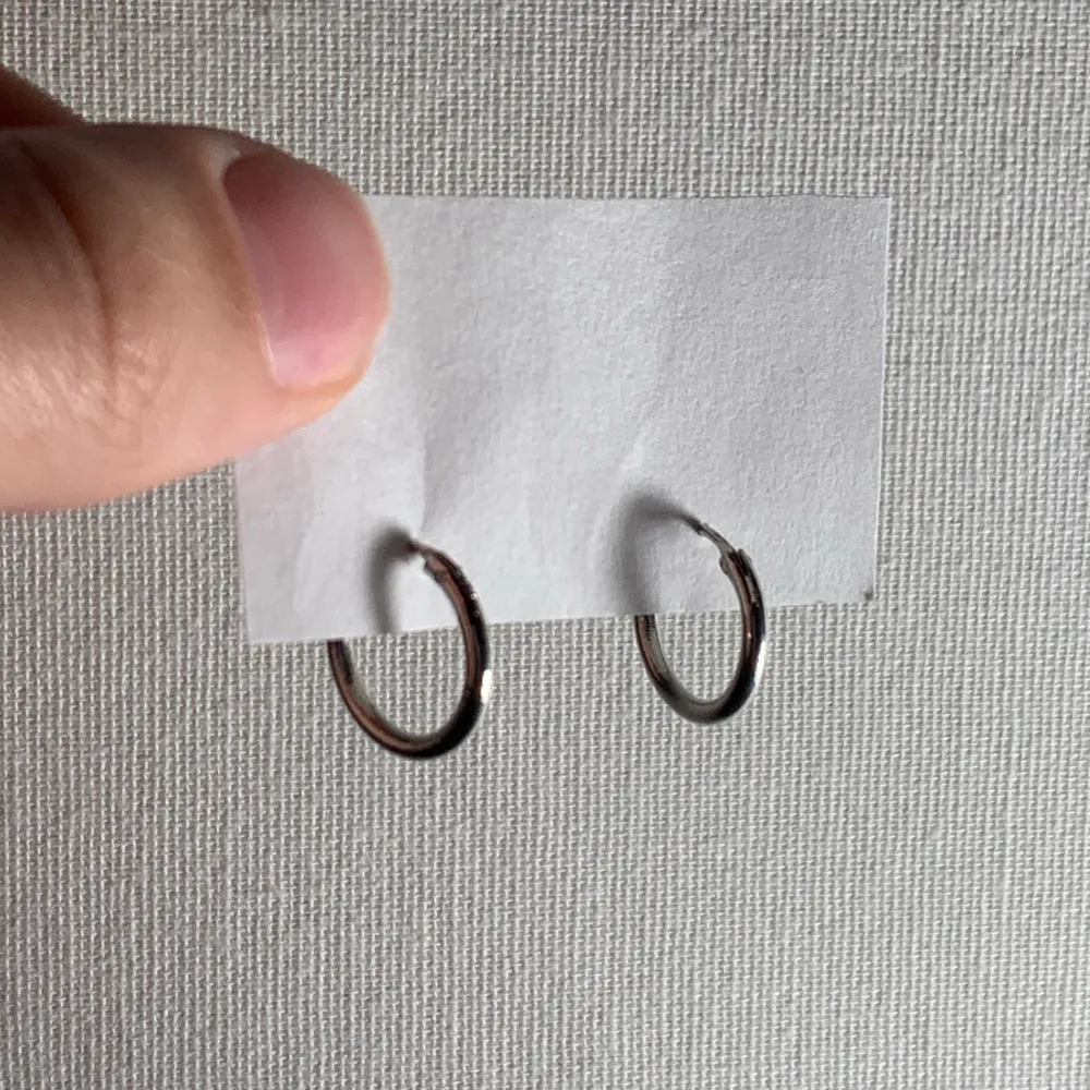 Små silverfärgade ringar som aldrig blivit använda då jag aldrig har kännt att jag vill ha de. Accessoarer.
