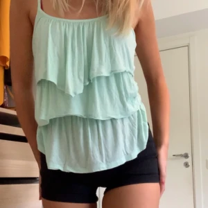 Turkost linne - Turkost volanglinne från Charlotte Russe i storlek S. 