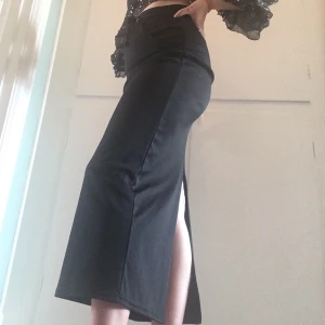 Långkjol - Bekväm svart långkjol med dragkedja å slits bak:) Band att dra åt i midjan å fickor fram. Stl 36