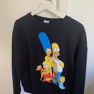 Cool collage tröja med Simpson tryck - Säljer denna as balla collagetröja med simpsontryck från zara