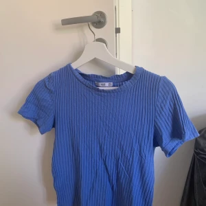 Ljusblå finns-shirt med fina detaljer - Fin T-shirt med fina detaljer, sparsamt använd