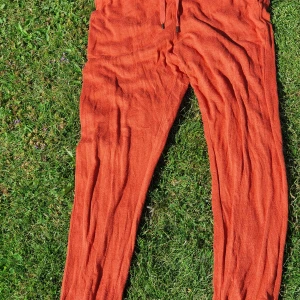 Mjukisbyxor  - Super bekväma Mjukisbyxor från lager 157. Köparen står för frakten på 66kr. Storleken passar alla i och med snöre i midjan.