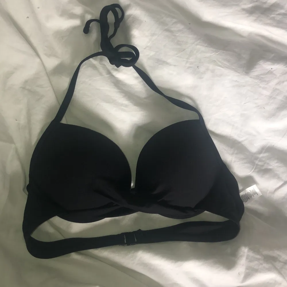 Fin svart bikinitopp som är helt oanvänd. Står ej storlek men skulle säga ca 75 B . Muu.