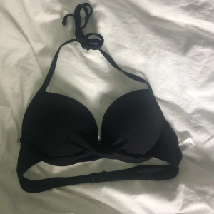 Svart bikinitopp - Fin svart bikinitopp som är helt oanvänd. Står ej storlek men skulle säga ca 75 B 