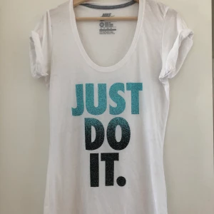 Nike träningströja - Fin T-shirt från Nike. Nyskick. Storlek XS men passar även S-M.