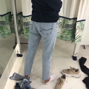 Jeans från Pull&Bear  - Såå himla fina jeans från Pull&Bear. Endast testade då det inte är min stil tyvärr🤍 Modell: Slim mom. Storlek: 36. Längd: 90 cm. Midja: 64. Höft: 94. Lappar finns kvar. Nypris: 260 kr. 190 + frakt, kan mötas upp i Stockholm.