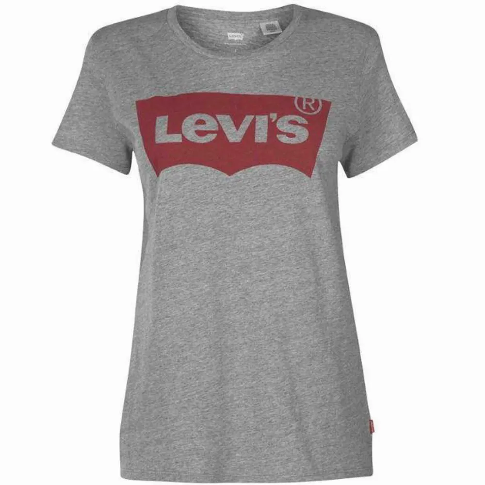 En helt vanlig snygg T-shirt från Levis, köpt på deras butik i Göteborg. I jättebra skick, väldigt mjuk och fin! ❣️ Kan skicka bild hur den ser ut på om så önskas. ☺️. T-shirts.