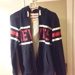Nysick Levis hoodie - Använt lite gran men i mycket bra sick. Säljer eftersom används inte längre. Är i storlek 164 men passa båda XS/S. Säljer för 150kr + frakt