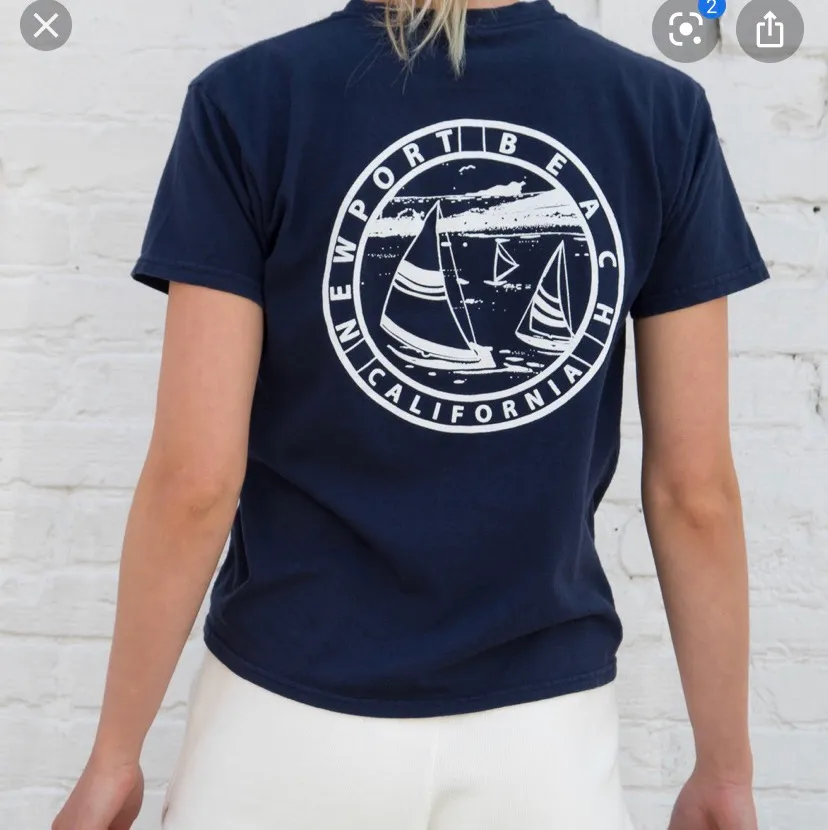 En jätte fin marinblå brandy Melville top som ja bäställde för 2 veckor sedan men har bara använt 2 gånger . T-shirts.