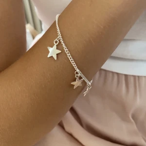 Stjärnarmband samt halsband - Armband och halsband med stjärnor. Finns även andra berlocker, kolla in @jwlbylova på instagram! 99 kr styck. Fri frakt 💞💗💓💖