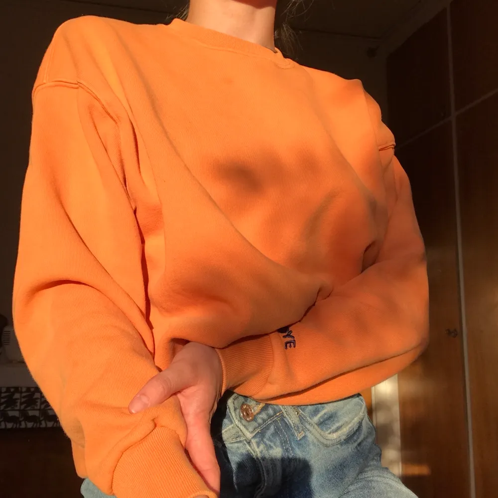 Snygg orange sweatshirt. Frakt på 63 kr tilkommer🧡. Tröjor & Koftor.