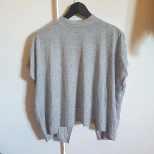 Tröja från monki - Akön kortärmad tröja med öppen rygg och hög hals, bra skick, köpare står för frakt