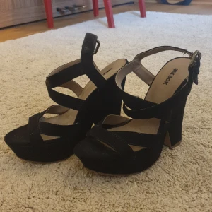 Klackqr från bikbok - Snygga klackar som inte är allt för använda, säljes pga för små, köpare står för frakt ( lite osäker på storleken men ca 37-38