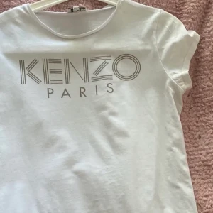 Äkta kenzo tröja - Barn storlek men fungerar som en xs, fin passform. Köpt på Cedrico.