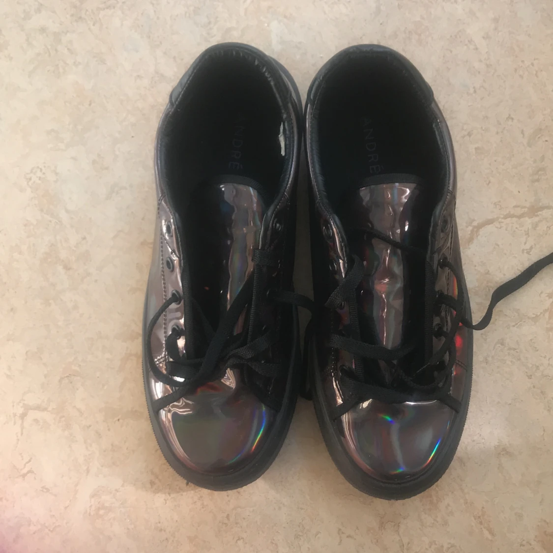 Skor i lack med låg platå stl 39