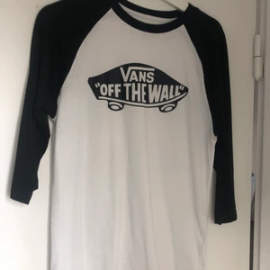 Vans tröja i storlek S - Snygg och cool vans tröja med tryck på framsidan. Använd ett fåtal gånger. Köparen står för frakten