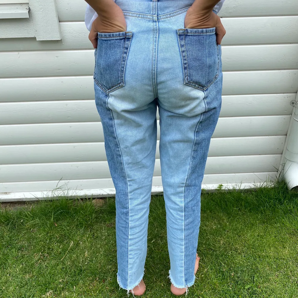 Säljer dessa snygga jeans från PacSun som är både mörk och ljus blå. Dom ser lite smutsiga ut där bak men det är bara för att dom är använda men såklart så tvättas dom innan jag skickar dom. 💞💞Orginalpris: 575 kr. Jeans & Byxor.