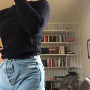 Kabelstickad tröja, Gina Tricot - Marinblå, kabelstickad tröja ifrån Gina Tricot. 🕊🕊Säljer därför att den inte kommer till användning. Frakt tillkommer. 🤍🤍🤍 Kommer från ett djur- och rökfritt hem! 