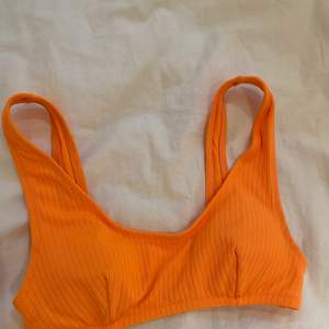Jätte fin neon orange bikini överdel som gör att man ser extra brun ut🦋🦋 knappt använd så är som ny
