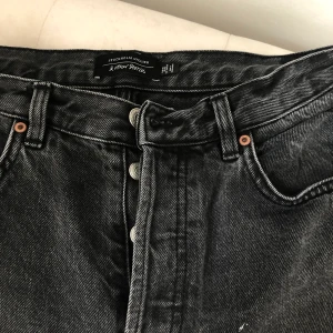 Wide jeans från &othetstories - Säljer mina älsklings jeans från &othetstories då de inte riktigt passar bra längre! De är i modellen wide och supersköna! Jag är 172 cm lång. Väldigt sparsamt använda och i superskick 