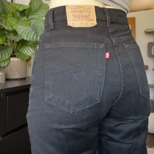 Levi's 521 Tapered - Vintage svarta levis, hög midja och dragkedjegylf. Avklippta nertill så att dom slutar på fotknölarna på mig som är 165cm. Står ingen storlek men är bekvämt lösa på mig som annars har W27 i levis. Möts upp i St Eriksplan eller fraktar för 79kr.