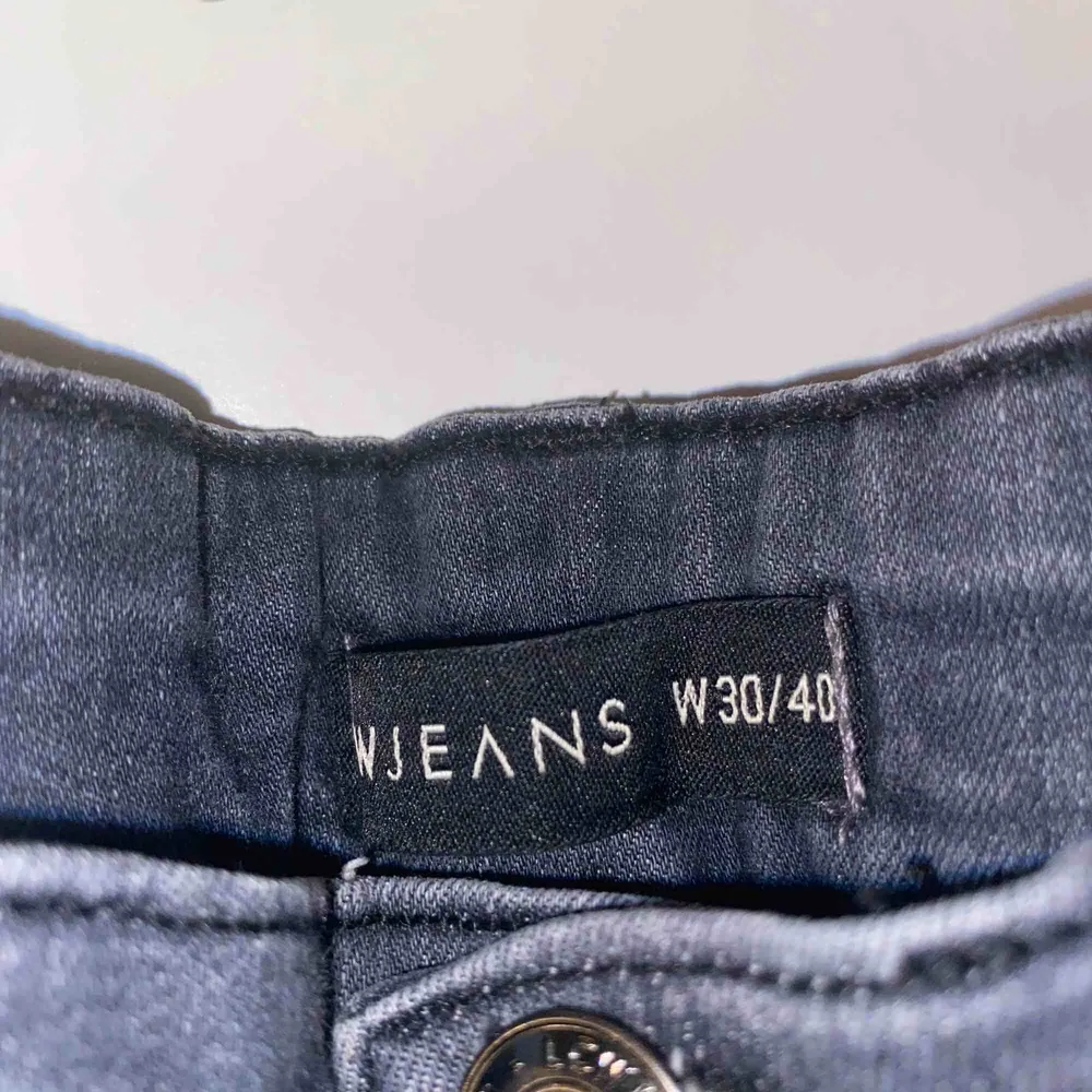Gråa jeans som jag köpte utomlands, använt 1-2 gånger. Pris kan diskuteras men frakt står köparen för✨. Jeans & Byxor.