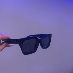 Glitter - Säljer dom solglasögonen från glitter använt en gång men tyckte inte riktigt  ja passade i dom. Så därför säljer ja dom ordinariepriset är 79 kr men säljer dom för 30 kr + frakt 