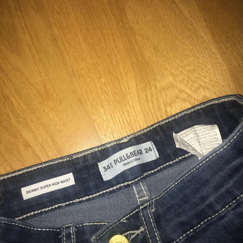 Nästan helt oanvända jeans från Pull & Bear, säljer pga av att dem är lite för små och använder ej. Nypris 200kr säljer för 130kr + frakt . Jeans & Byxor.